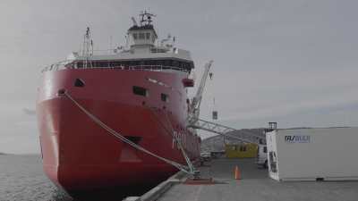 Chargement du patrouilleur-ravitailleur polaire l'Astrolabe à Hobart