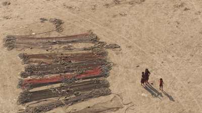 Enfants au milieu des filets de pêche sur la plage