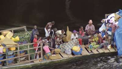 Gros plan sur un bateau surchargé sur l'Alima