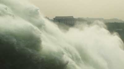 Spectaculaire lâcher des eaux du barrage de Xiaolangdi