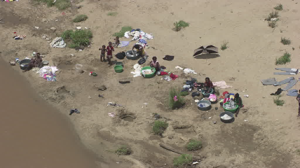 Séchage du linge sur la rivière entre Haiti et la République Dominicaine