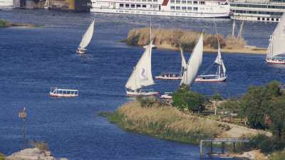Assouan - Voiliers sur le Nil, Hôtels et bateaux de croisière