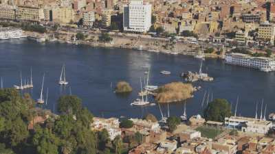 Assouan - Bateaux sur Nil, habitations et vestiges sur l'île Elephantine