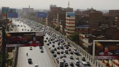 Le Caire - Voie express qui passe le Nil et va vers pyramides