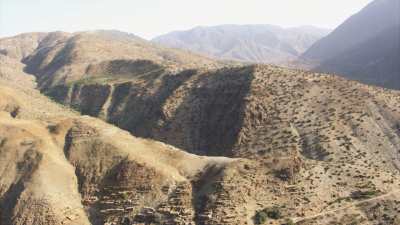 Village dans le creux des montagnes