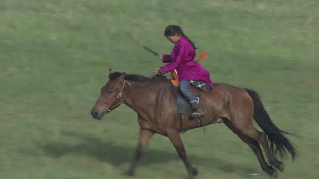 De jeunes cavaliers s'entraînent pour le Naadam dans les steppes de la vallée de l'Orkhon
