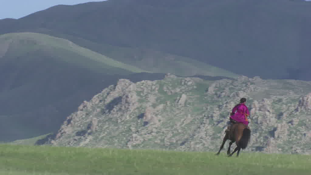 De jeunes cavaliers s'entraînent pour le Naadam dans les steppes de la vallée de l'Orkhon