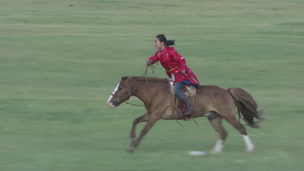 De jeunes cavaliers s'entraînent pour le Naadam dans les steppes de la vallée de l'Orkhon