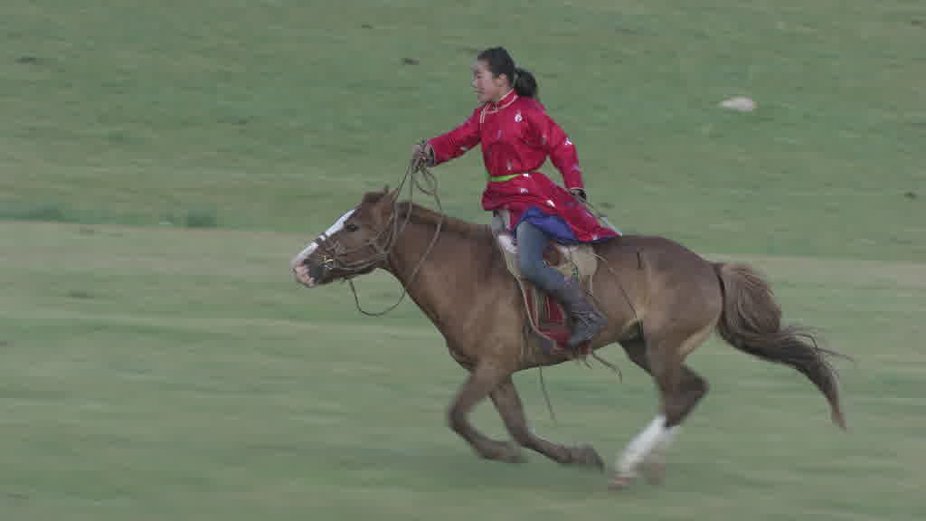 De jeunes cavaliers s'entraînent pour le Naadam dans les steppes de la vallée de l'Orkhon