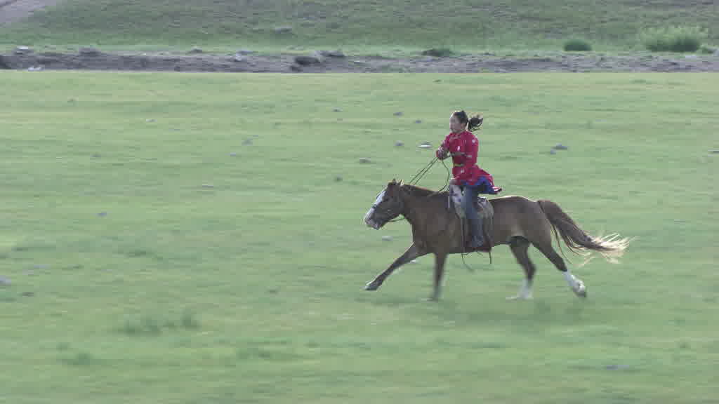 De jeunes cavaliers s'entraînent pour le Naadam dans les steppes de la vallée de l'Orkhon