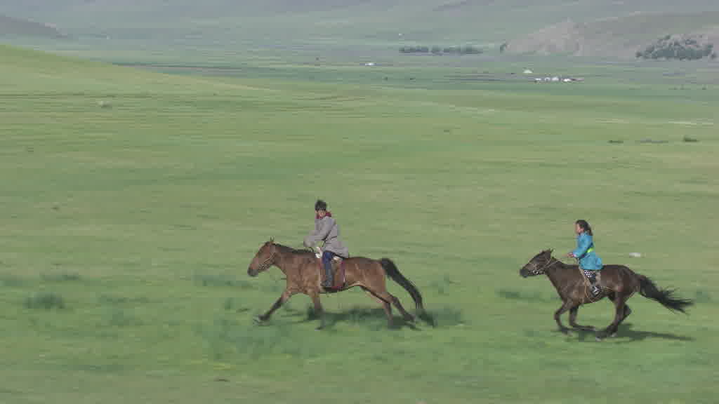 De jeunes cavaliers s'entraînent pour le Naadam dans les steppes de la vallée de l'Orkhon