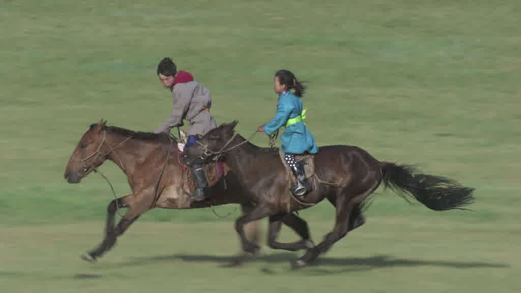 De jeunes cavaliers s'entraînent pour le Naadam dans les steppes de la vallée de l'Orkhon