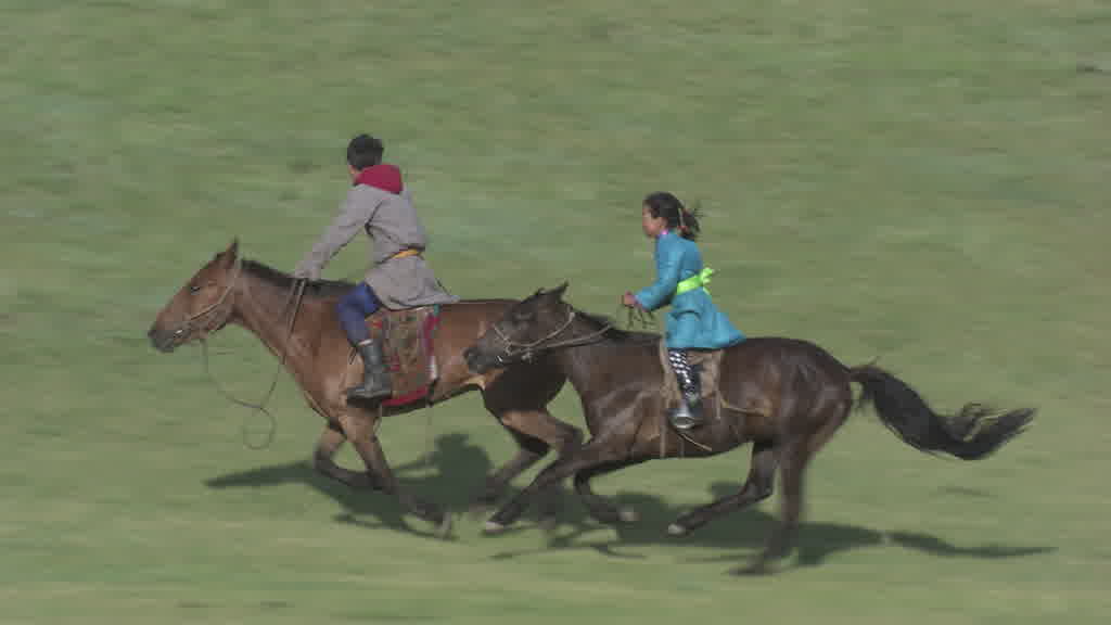 De jeunes cavaliers s'entraînent pour le Naadam dans les steppes de la vallée de l'Orkhon