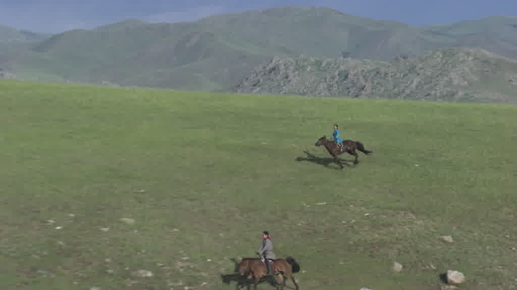 De jeunes cavaliers s'entraînent pour le Naadam dans les steppes de la vallée de l'Orkhon