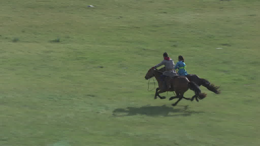 De jeunes cavaliers s'entraînent pour le Naadam dans les steppes de la vallée de l'Orkhon