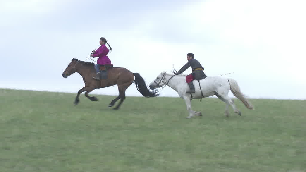 De jeunes cavaliers s'entraînent pour le Naadam dans les steppes de la vallée de l'Orkhon