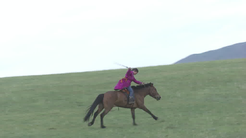 De jeunes cavaliers s'entraînent pour le Naadam dans les steppes de la vallée de l'Orkhon