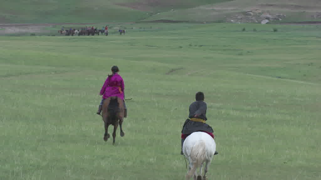 De jeunes cavaliers s'entraînent pour le Naadam dans les steppes de la vallée de l'Orkhon