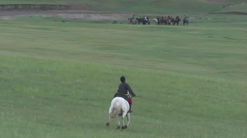 De jeunes cavaliers s'entraînent pour le Naadam dans les steppes de la vallée de l'Orkhon