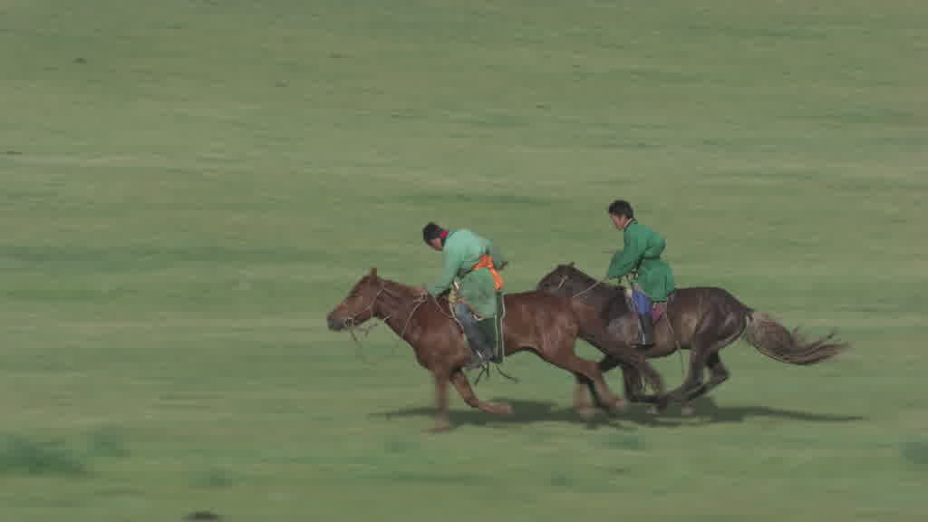 De jeunes cavaliers s'entraînent pour le Naadam dans les steppes de la vallée de l'Orkhon