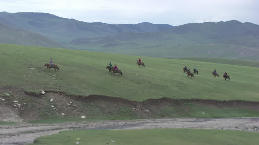 De jeunes cavaliers s'entraînent pour le Naadam dans les steppes de la vallée de l'Orkhon