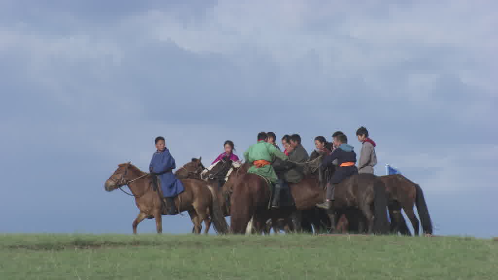 De jeunes cavaliers s'entraînent pour le Naadam dans les steppes de la vallée de l'Orkhon