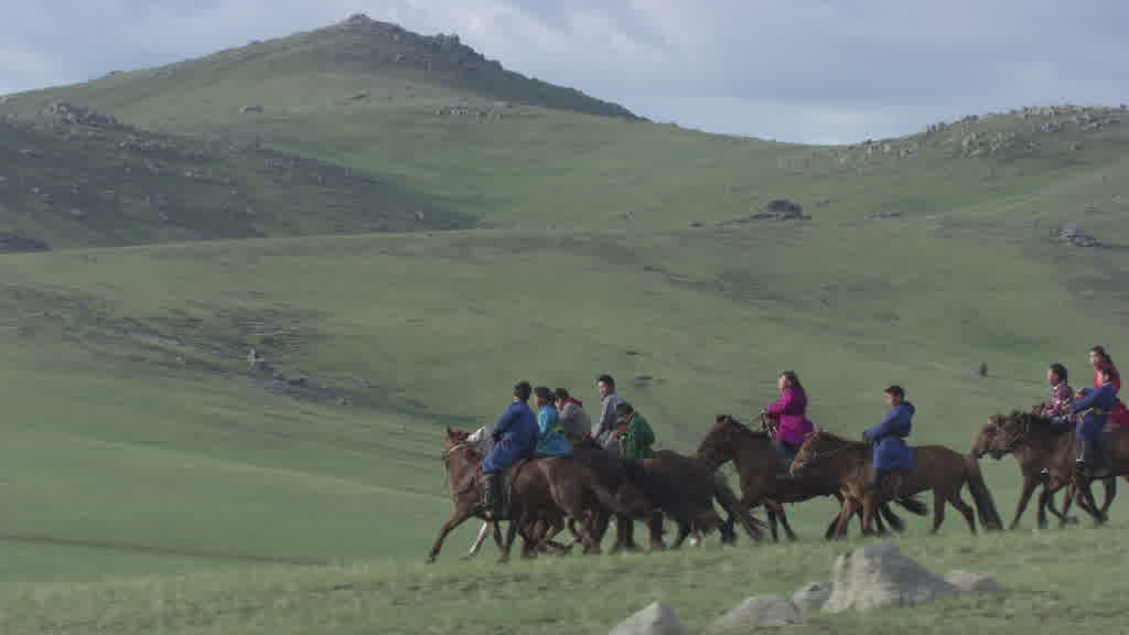 De jeunes cavaliers s'entraînent pour le Naadam dans les steppes de la vallée de l'Orkhon