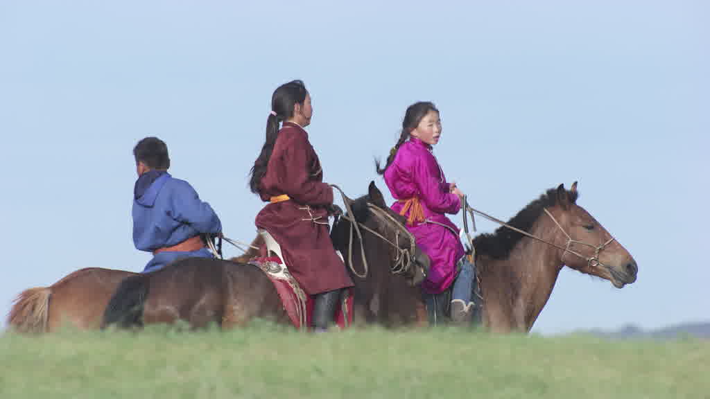De jeunes cavaliers s'entraînent pour le Naadam dans les steppes de la vallée de l'Orkhon