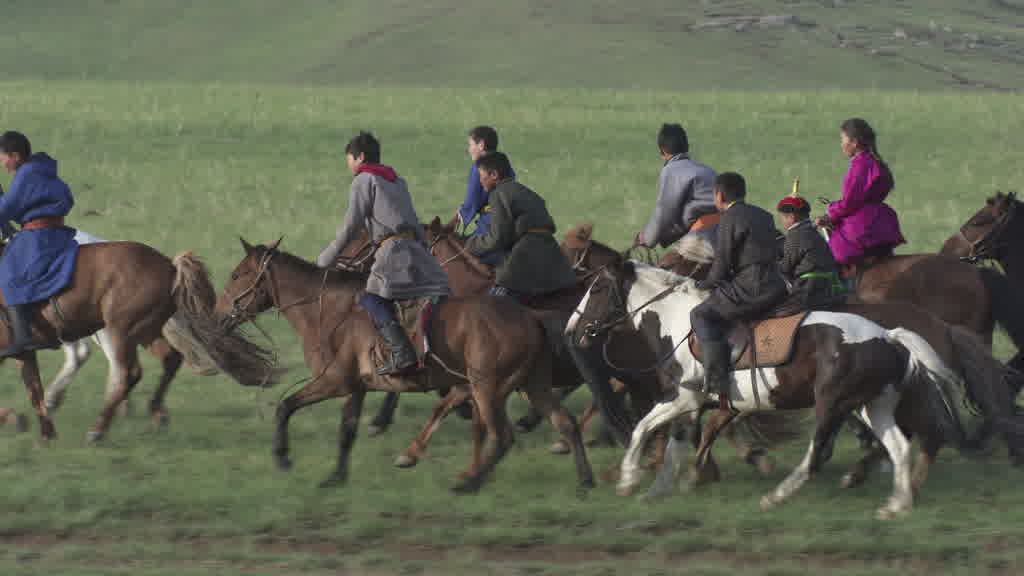De jeunes cavaliers s'entraînent pour le Naadam dans les steppes de la vallée de l'Orkhon