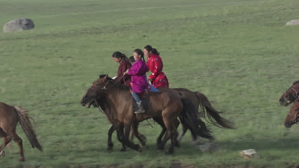 De jeunes cavaliers s'entraînent pour le Naadam dans les steppes de la vallée de l'Orkhon