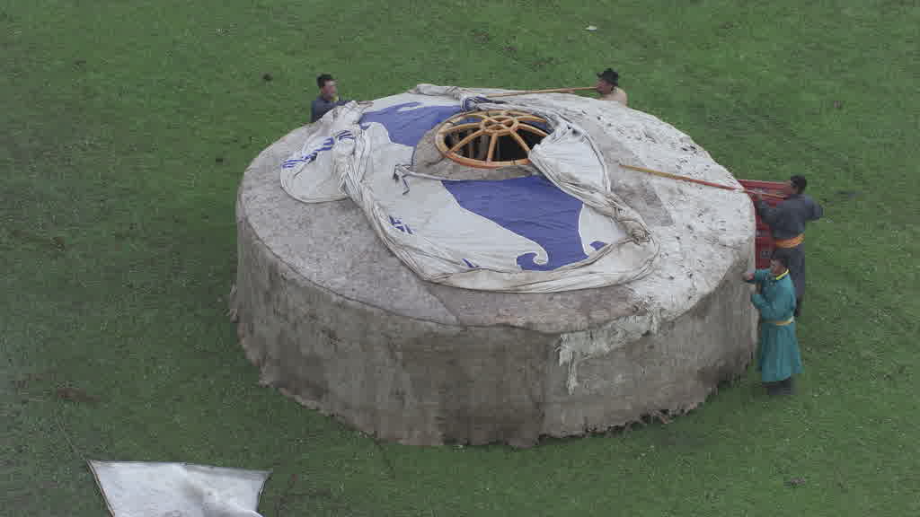 De jeunes cavaliers s'entraînent pour le Naadam dans les steppes de la vallée de l'Orkhon
