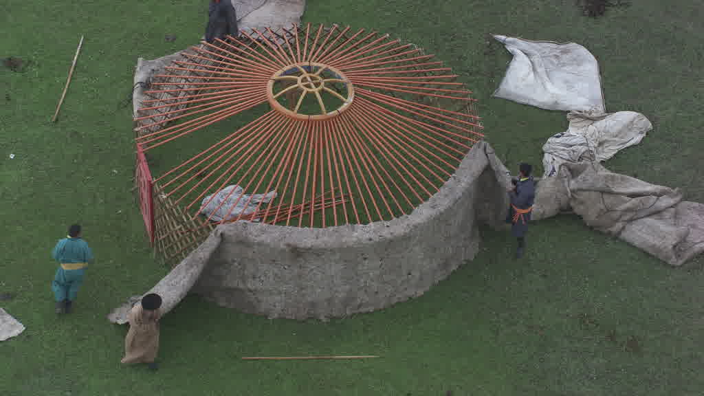 De jeunes cavaliers s'entraînent pour le Naadam dans les steppes de la vallée de l'Orkhon