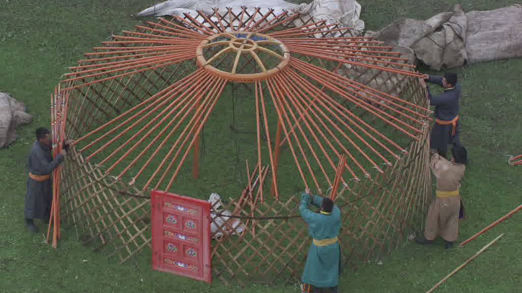 De jeunes cavaliers s'entraînent pour le Naadam dans les steppes de la vallée de l'Orkhon