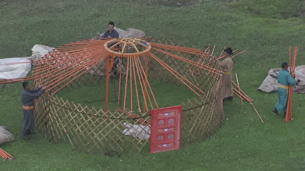 De jeunes cavaliers s'entraînent pour le Naadam dans les steppes de la vallée de l'Orkhon