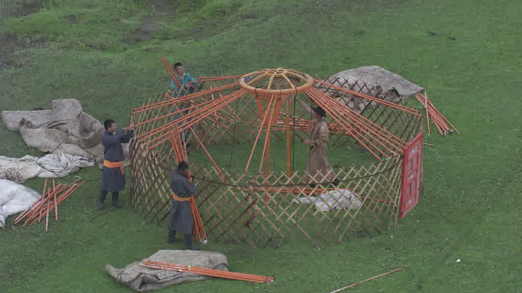 De jeunes cavaliers s'entraînent pour le Naadam dans les steppes de la vallée de l'Orkhon