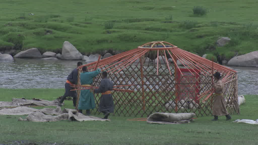 De jeunes cavaliers s'entraînent pour le Naadam dans les steppes de la vallée de l'Orkhon