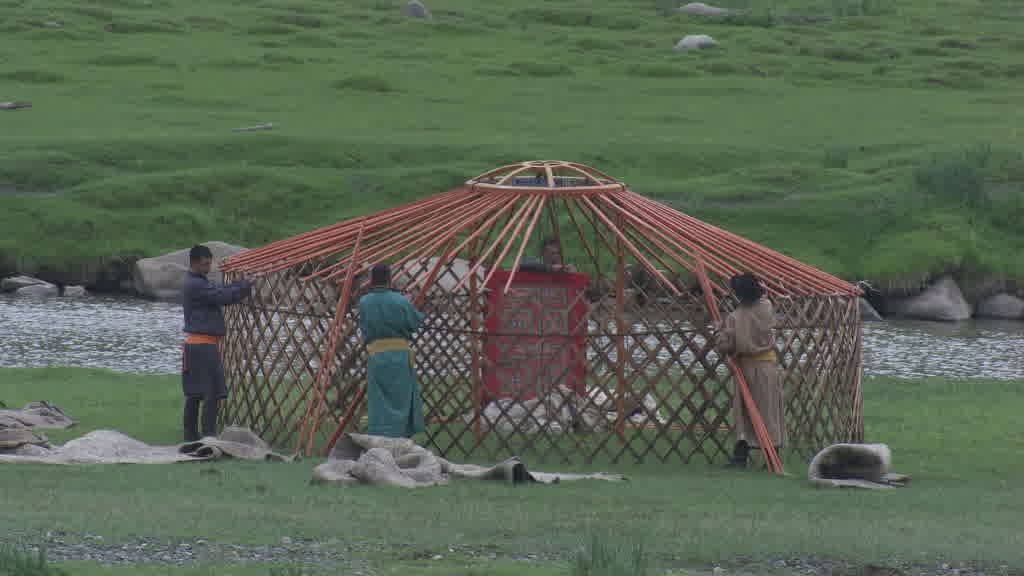 De jeunes cavaliers s'entraînent pour le Naadam dans les steppes de la vallée de l'Orkhon