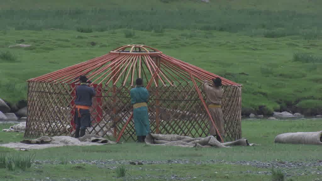 De jeunes cavaliers s'entraînent pour le Naadam dans les steppes de la vallée de l'Orkhon