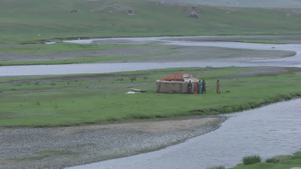 De jeunes cavaliers s'entraînent pour le Naadam dans les steppes de la vallée de l'Orkhon