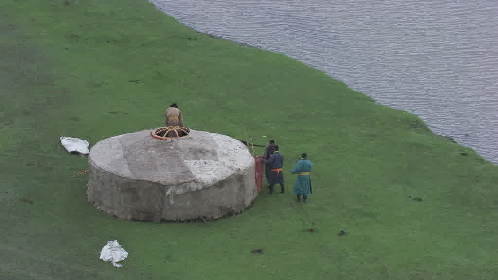 De jeunes cavaliers s'entraînent pour le Naadam dans les steppes de la vallée de l'Orkhon