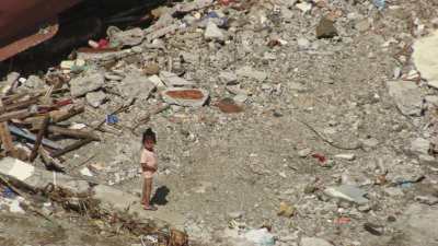Enfants près de cargos échoués