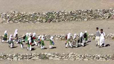 Enfants  sur le chemin de l'école