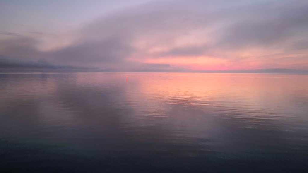 Lumière rougeoyante sur la baie de Miquelon