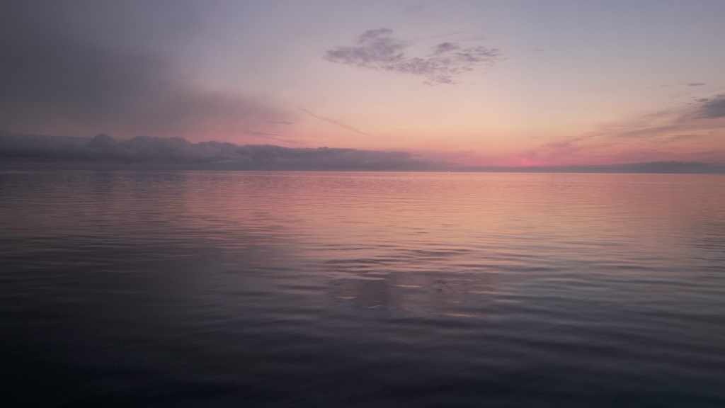 Lumière rougeoyante sur la baie de Miquelon