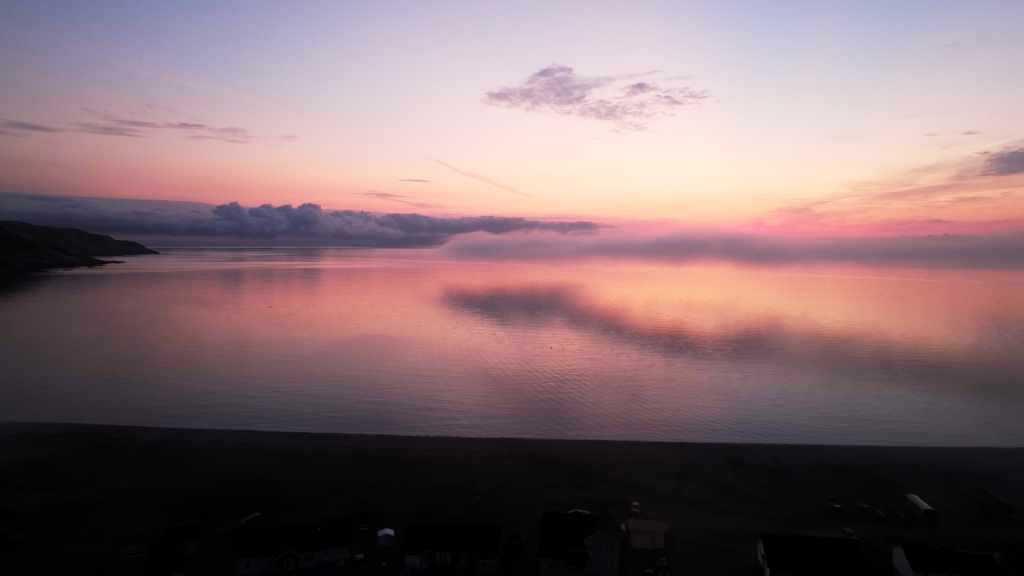 Lumière rougeoyante sur la baie de Miquelon