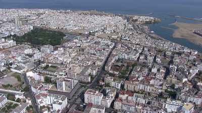 Survol de la ville côtière, hôtels, plages