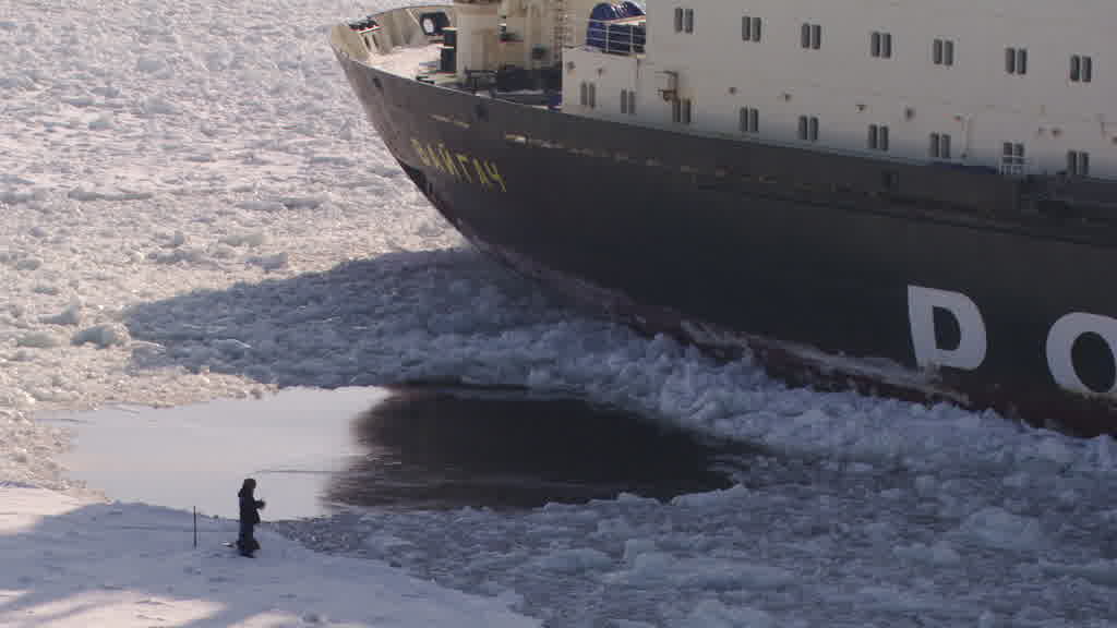 Brise-glace nucléaire sur le fleuve Ienissei près de Doudinka