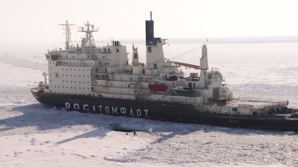 Brise-glace nucléaire sur le fleuve Ienissei près de Doudinka