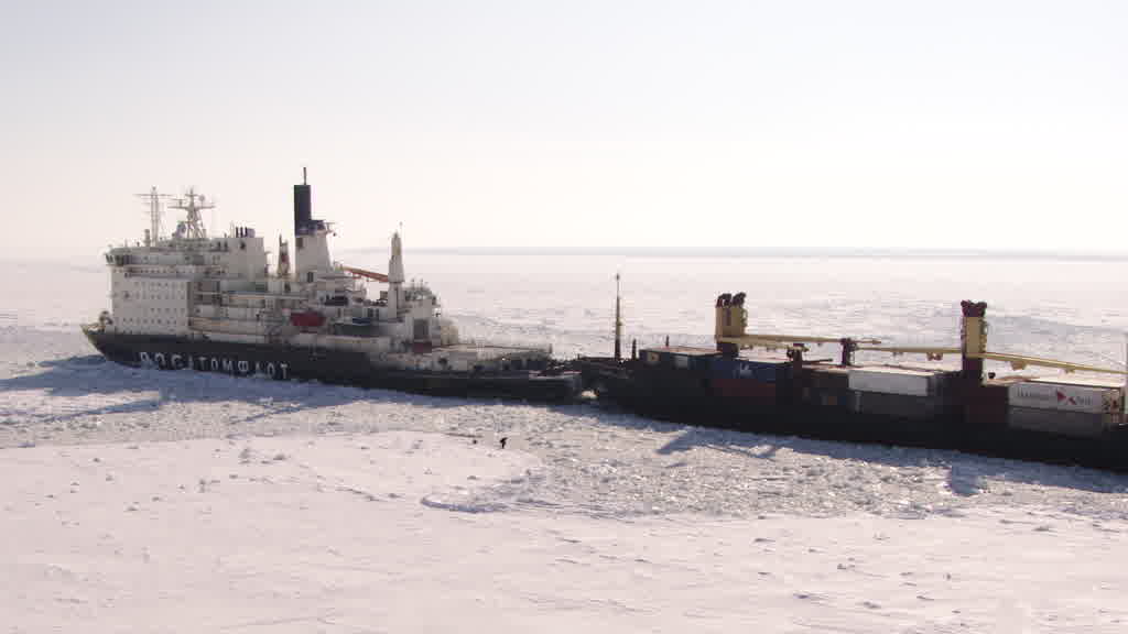 Brise-glace nucléaire sur le fleuve Ienissei près de Doudinka