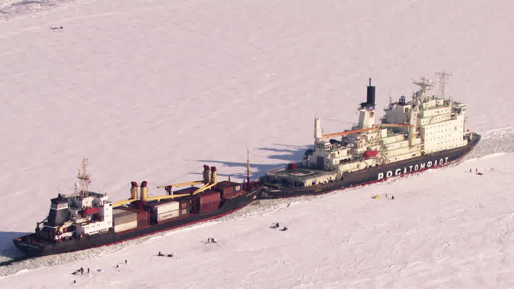 Brise-glace nucléaire sur le fleuve Ienissei près de Doudinka